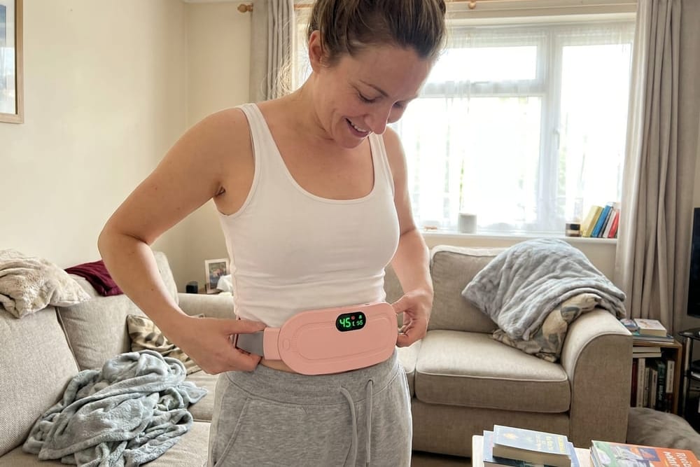 Woman fastening the Belliwarm belt around her waist